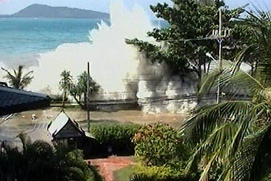 http://mgmdenia.files.wordpress.com/2009/11/tsunami_tailandia_2004.jpg